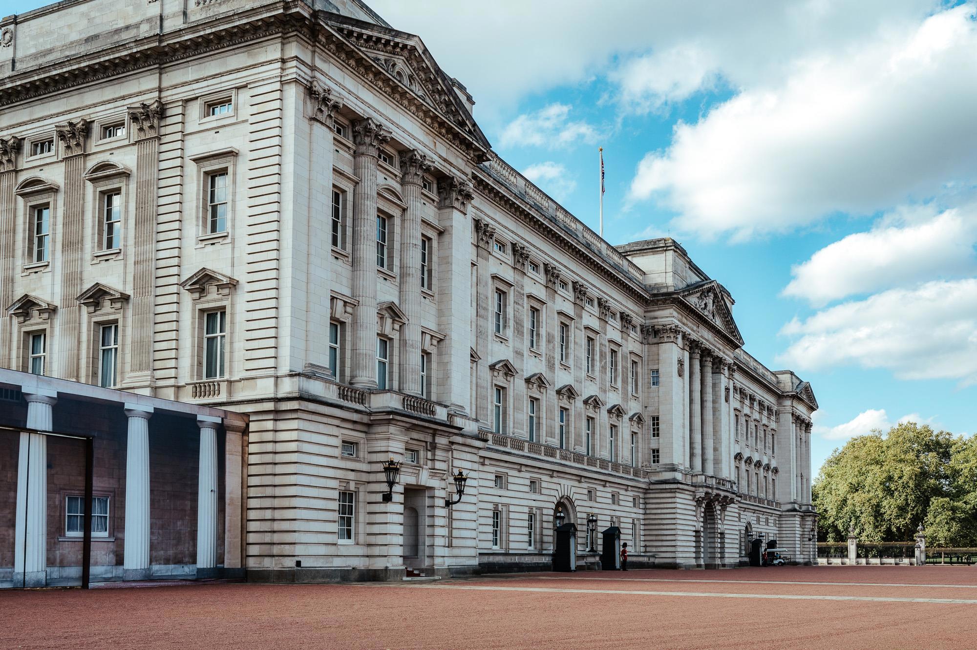 Buckingham Palace unter dunklen Londoner Wolken