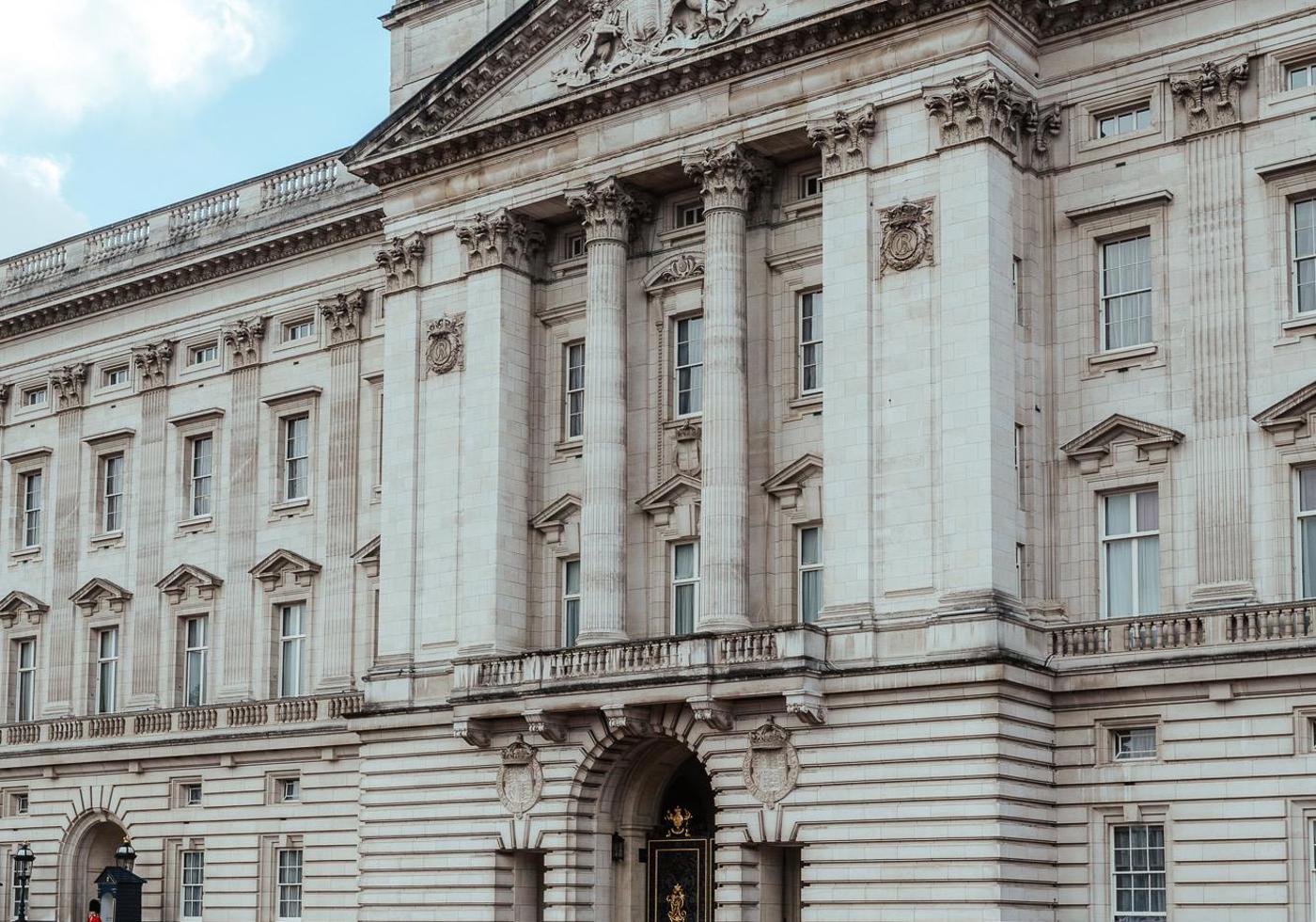 Postkarte: Buckingham Palace unter dunklen Londoner Wolken · England