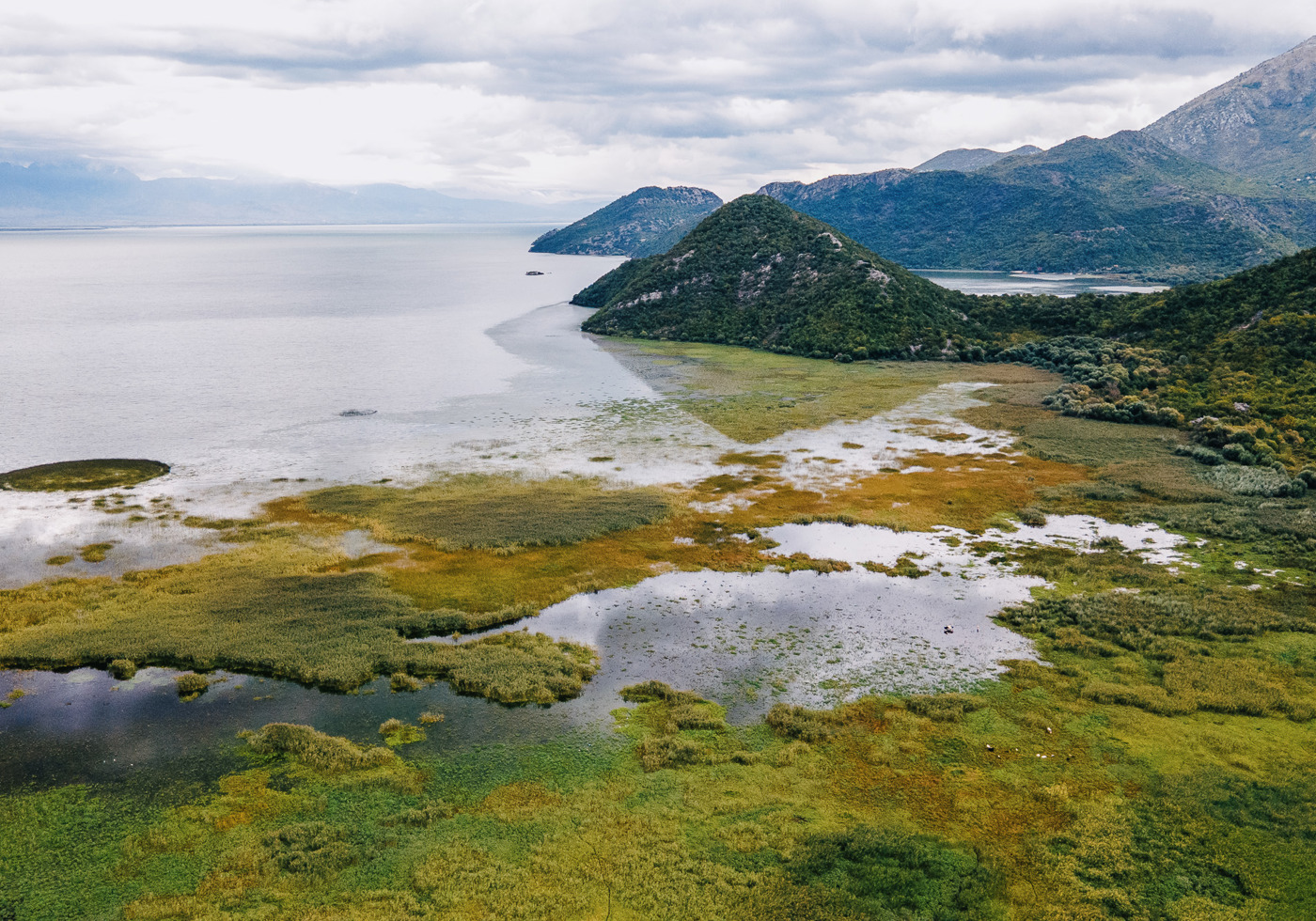 Postkarte: Skadarsee – Wasserlandschaft zwischen Montenegro und Albanien · Montenegro