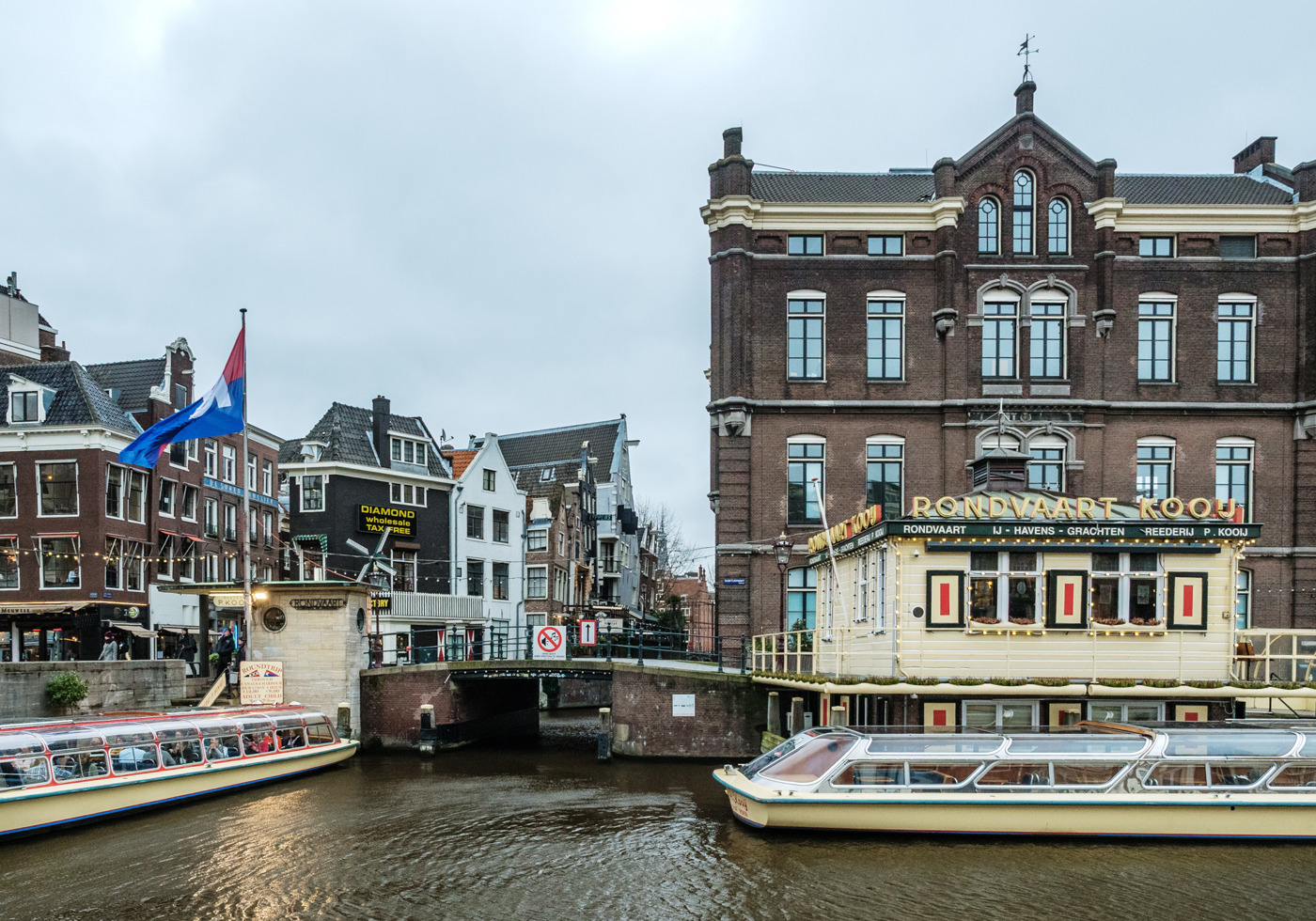 Postkarte: Amsterdam und seine schmalen Häuser am Wasser · Niederland