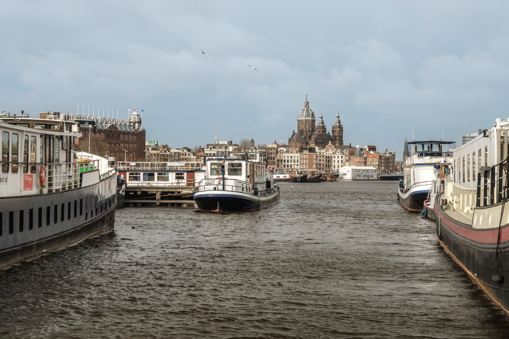 Amsterdam und seine schmalen Häuser am Wasser